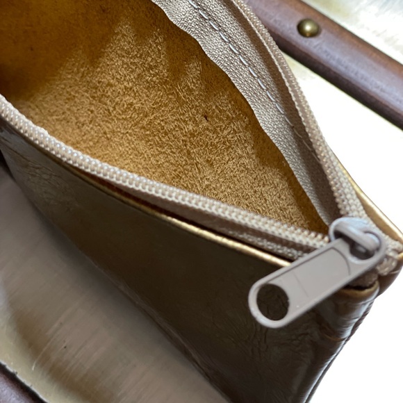 Chic Metallic Soft Gold Leather Bag with Zipper Closure adding a Touch of Glam - Picture 5 of 11